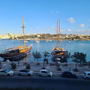 https://spacious-seafront-apt-next-to-sliema-valeta-ferry.qawrahotelsmalta.org