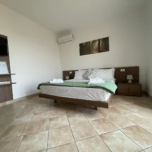 https://maison-de-cheeramie-tourist-apartments-tra-mare-e-etna.sicilyhotelsitaly.net