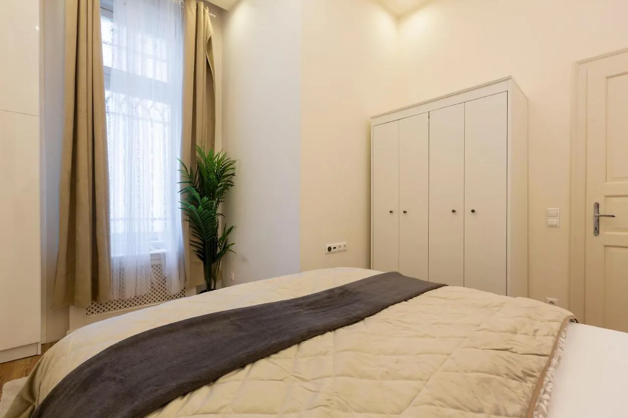 Luxurious Central Apartment In Liszt Ferenc Square Budapest